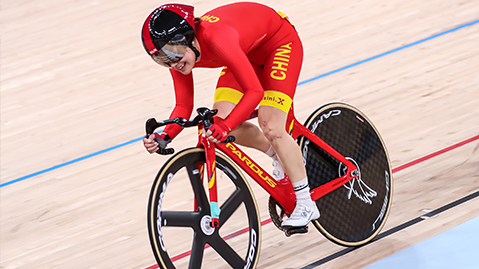 冰淇淋的惊喜！户外滑梯儿童开辟新玩法探索世界